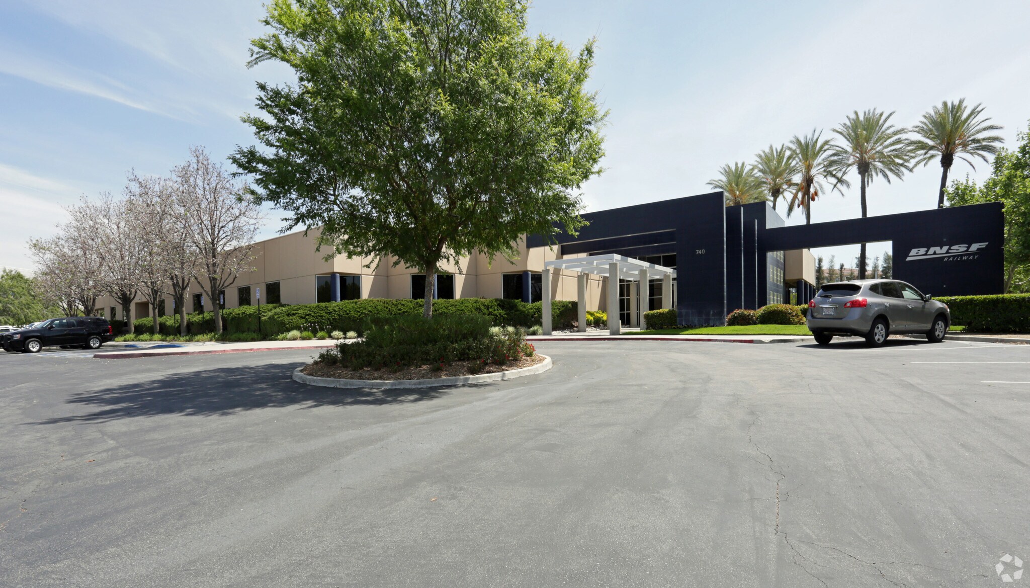 740 E Carnegie Dr, San Bernardino, CA à vendre Photo principale– Image 1 sur 5