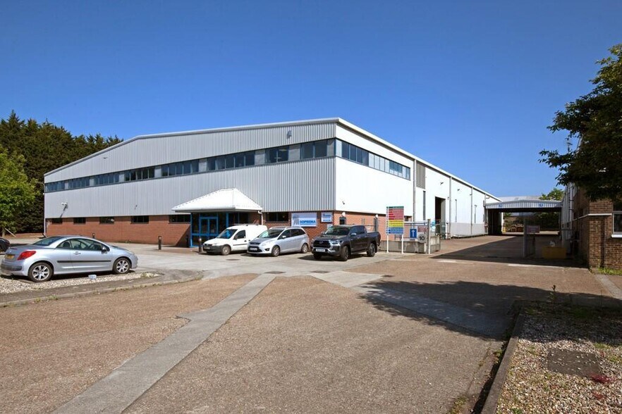 20 Freebournes Rd, Witham à vendre - Photo de l’immeuble – Image 2 sur 12