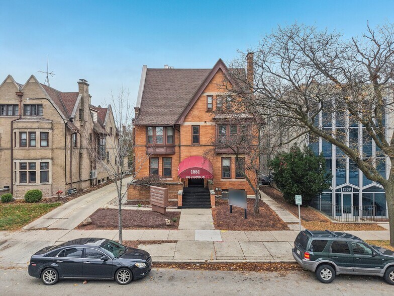 1551 N Prospect Ave, Milwaukee, WI à vendre - Photo de l’immeuble – Image 2 sur 9