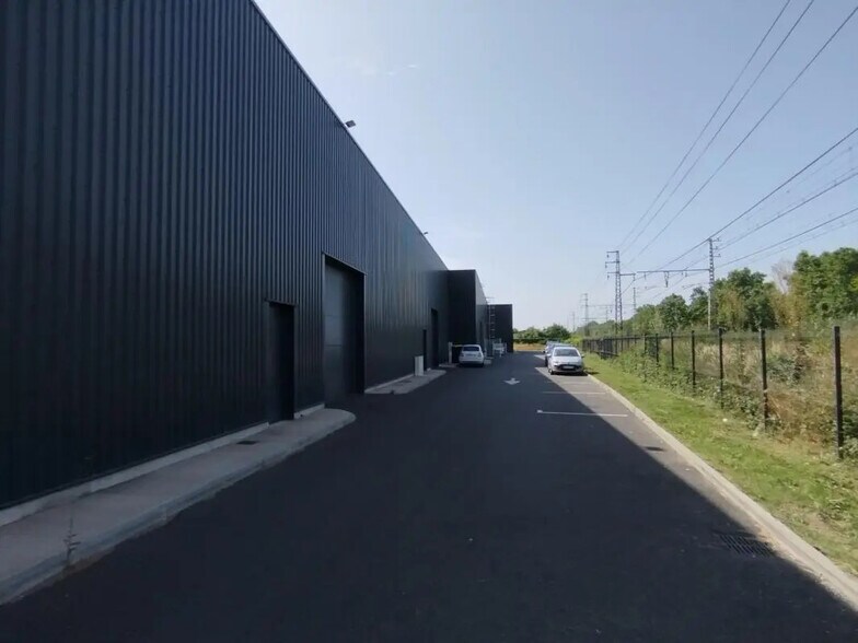 Local d’activités dans Saint-Jory à louer - Photo de l’immeuble – Image 2 sur 2