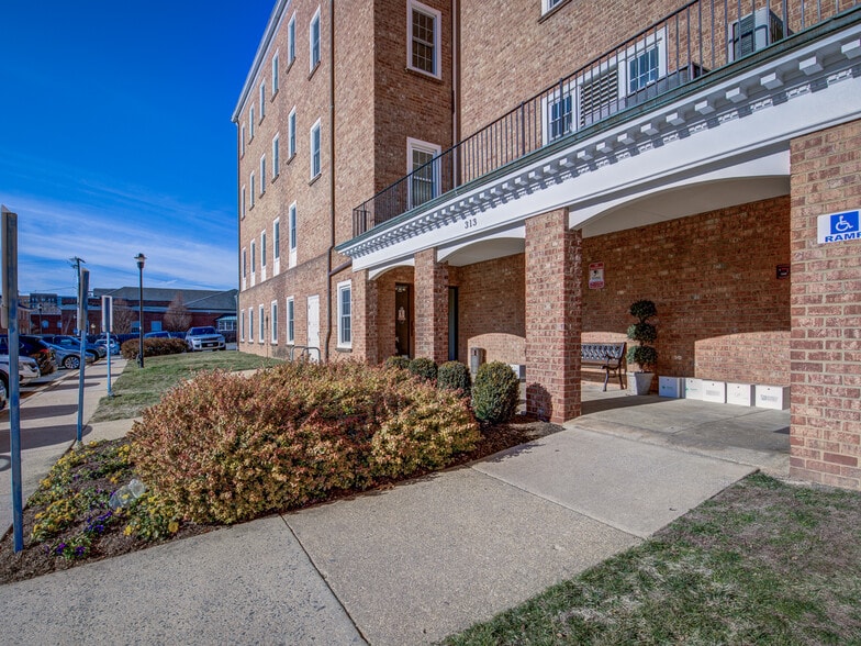 313 Park Ave, Falls Church, VA à louer - Photo de l’immeuble – Image 3 sur 13