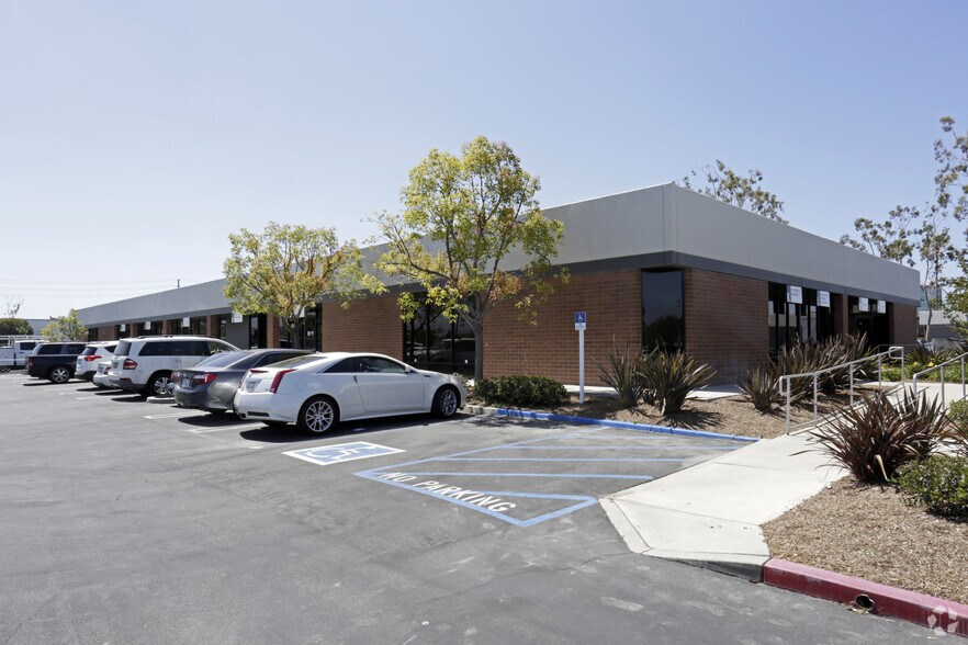 18025 Sky Park Cir, Irvine, CA à louer - Photo de l’immeuble – Image 3 sur 5