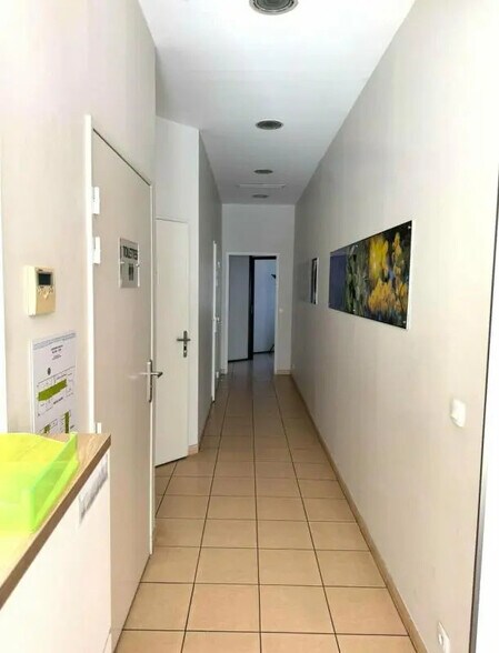 Local commercial dans Saint-Laurent-du-Var à louer - Photo intérieure – Image 2 sur 5