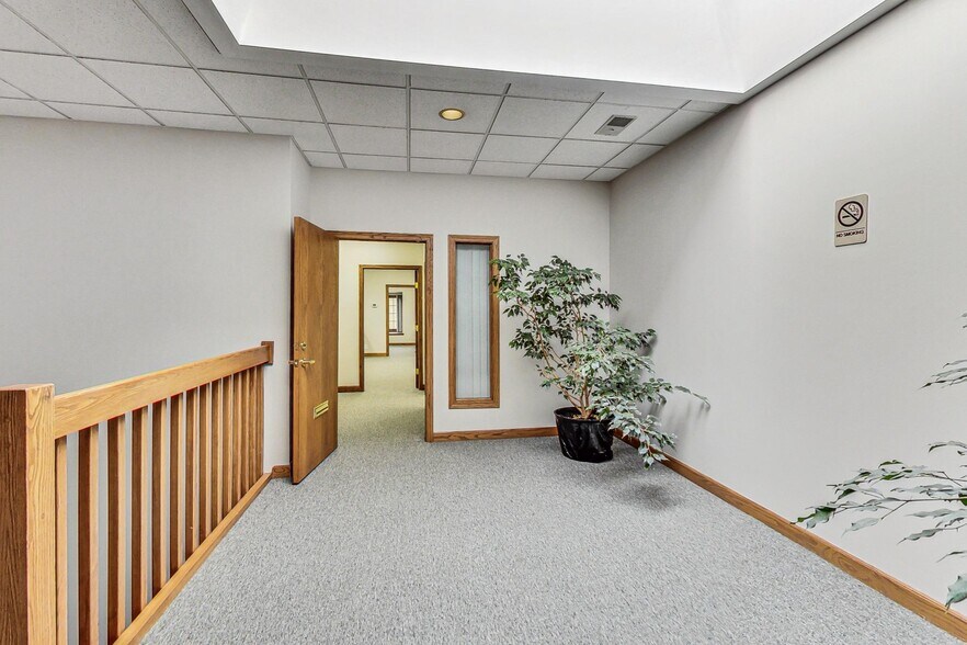 28085 N Ashley Cir, Libertyville, IL à vendre - Photo intérieure – Image 2 sur 14