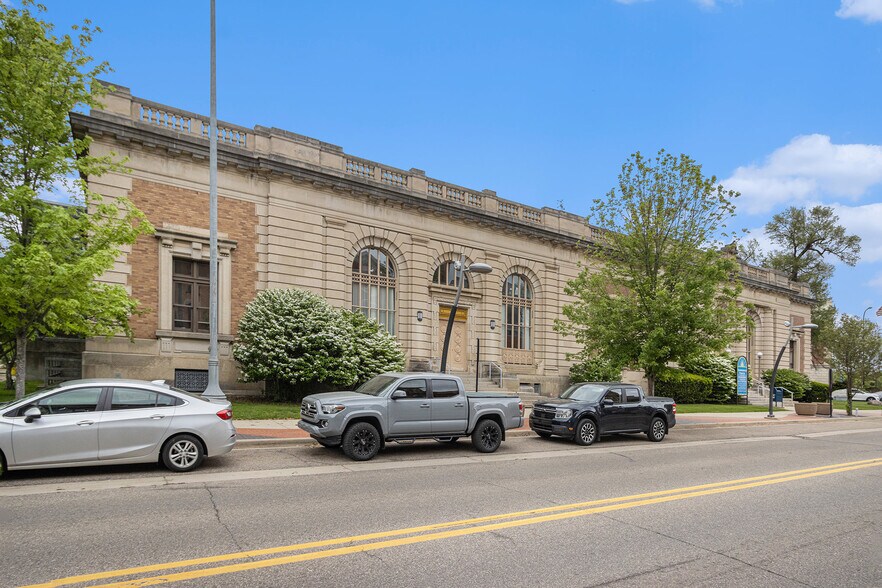 77 E Michigan Ave, Battle Creek, MI à louer - Photo de l’immeuble – Image 2 sur 10