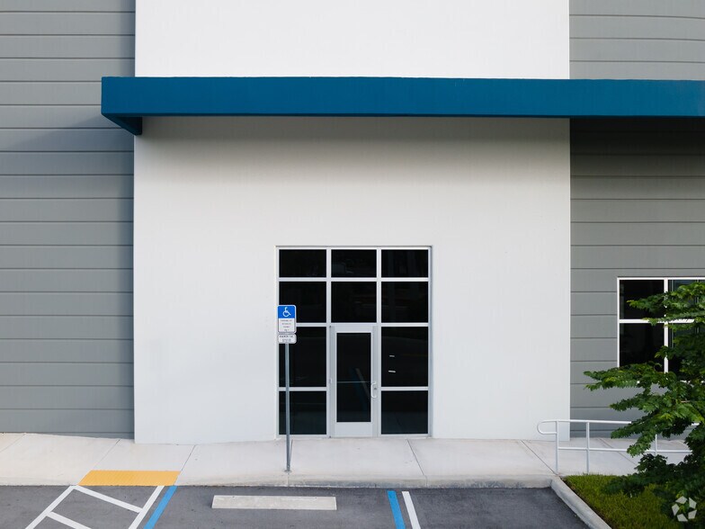 3303 SW 12th Ave, Fort Lauderdale, FL à louer - Photo de l’immeuble – Image 2 sur 6