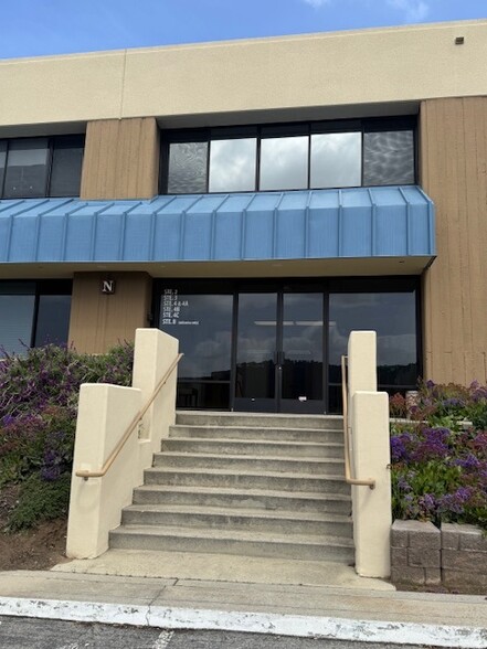 5 Harris Ct, Monterey, CA à louer - Photo de l’immeuble – Image 3 sur 17