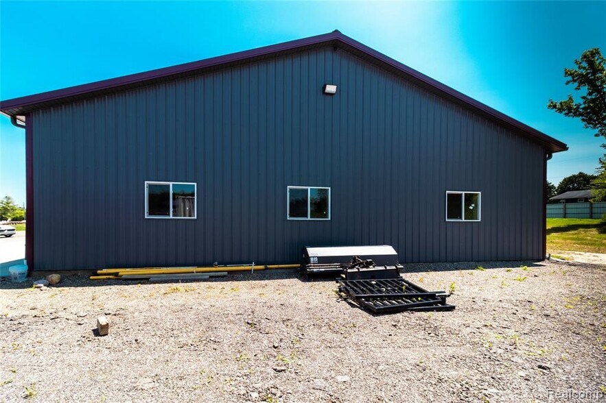 1697 N Saginaw St, Lapeer, MI à louer - Photo de l’immeuble – Image 3 sur 7