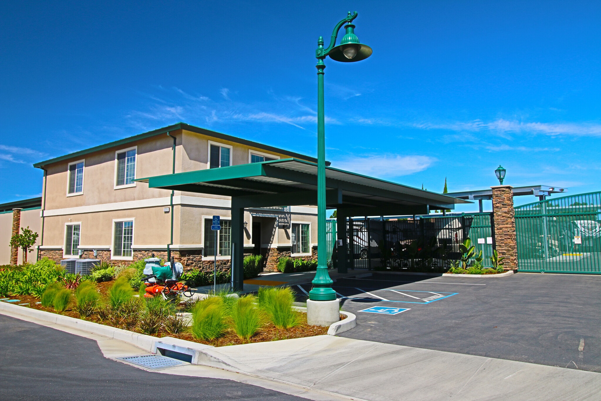 5220 Neroly Rd, Oakley, CA à louer Photo principale– Image 1 sur 12