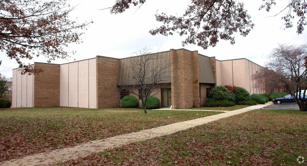 12 Edgeboro Rd, East Brunswick, NJ à louer - Photo de l’immeuble – Image 3 sur 7