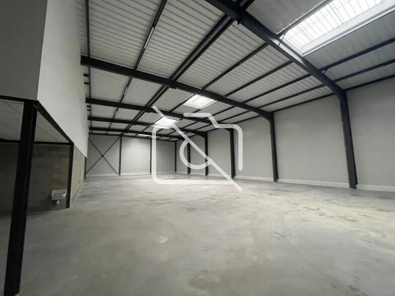 Local d’activités dans Moissy-Cramayel à louer - Photo de l’immeuble – Image 2 sur 2