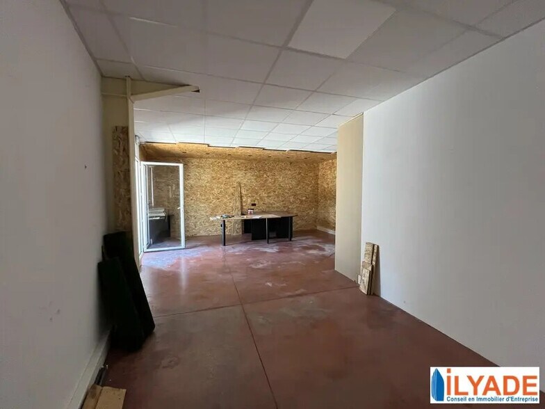 Local d’activités dans Gardanne à louer - Photo de l’immeuble – Image 3 sur 7