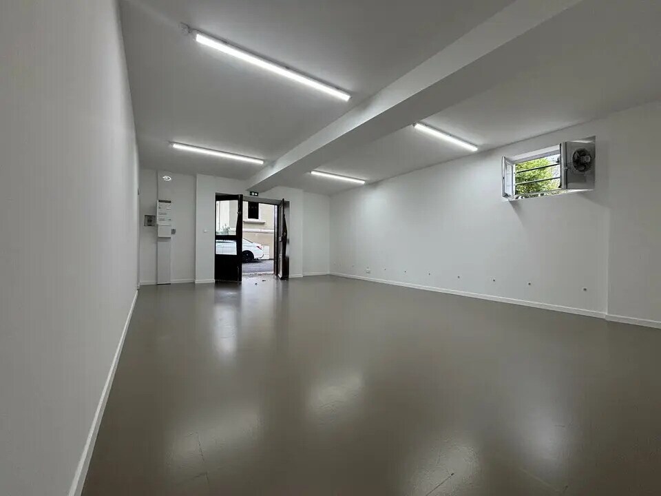 Local commercial dans Violès à louer Photo intérieure– Image 1 sur 7