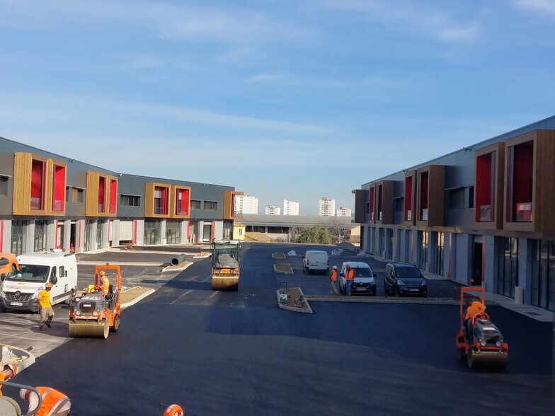 Local d’activités dans La Seyne-sur-Mer à louer - Photo de l’immeuble – Image 2 sur 7