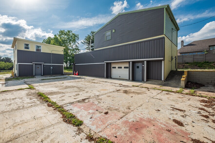 6523 Hills and Dales Rd NW, Canton, OH à vendre - Photo de l’immeuble – Image 2 sur 21