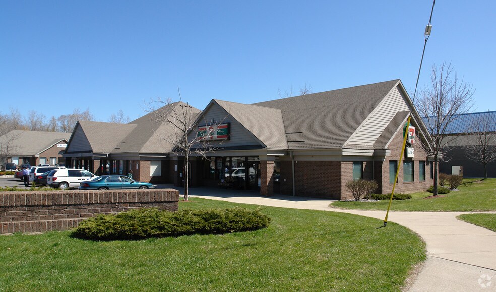 740 W Lake Lansing Rd, East Lansing, MI à louer - Photo principale – Image 1 sur 4
