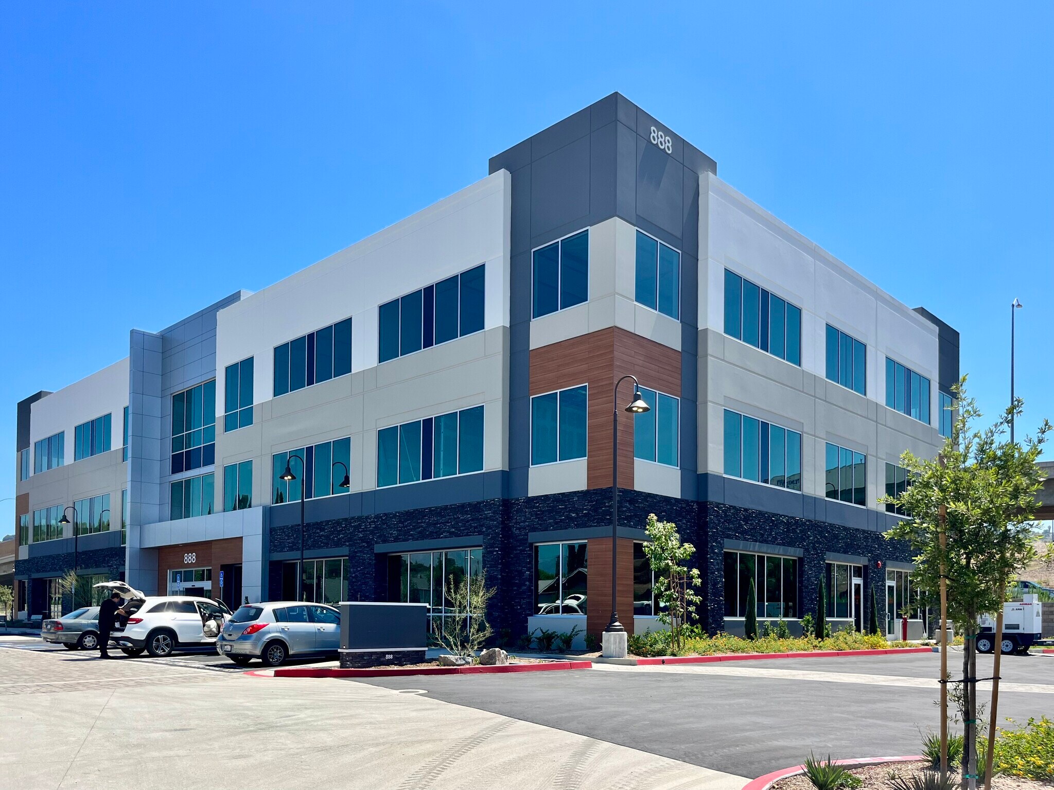 888 S Brea Canyon Rd, Diamond Bar, CA à louer Photo de l’immeuble– Image 1 sur 9