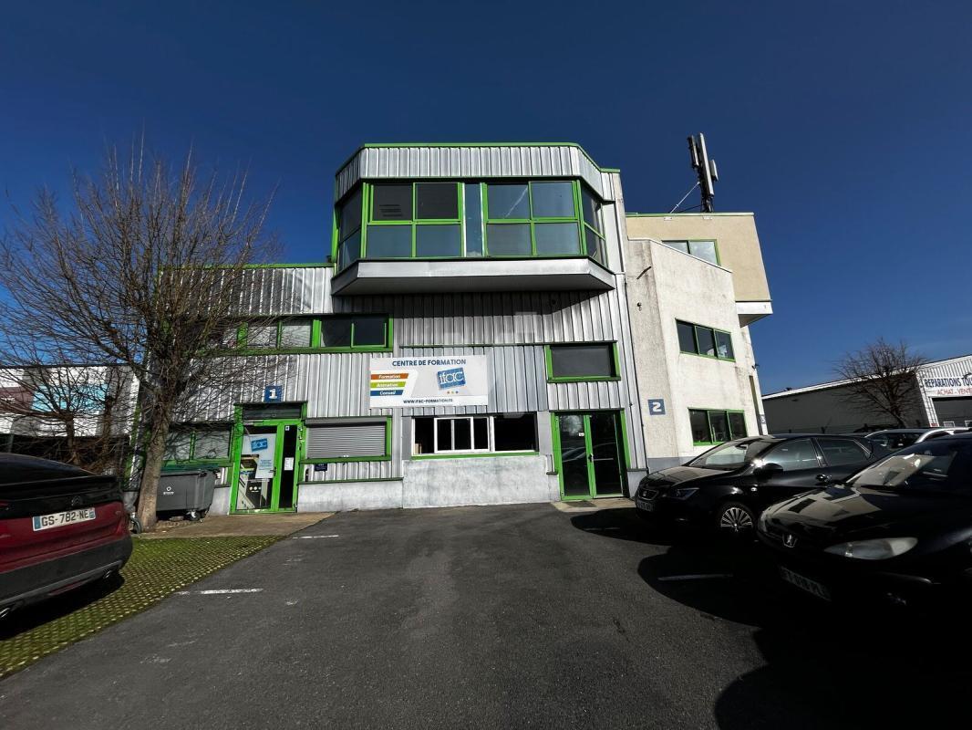 Bureau dans Combs-la-Ville à louer Photo de l’immeuble– Image 1 sur 5