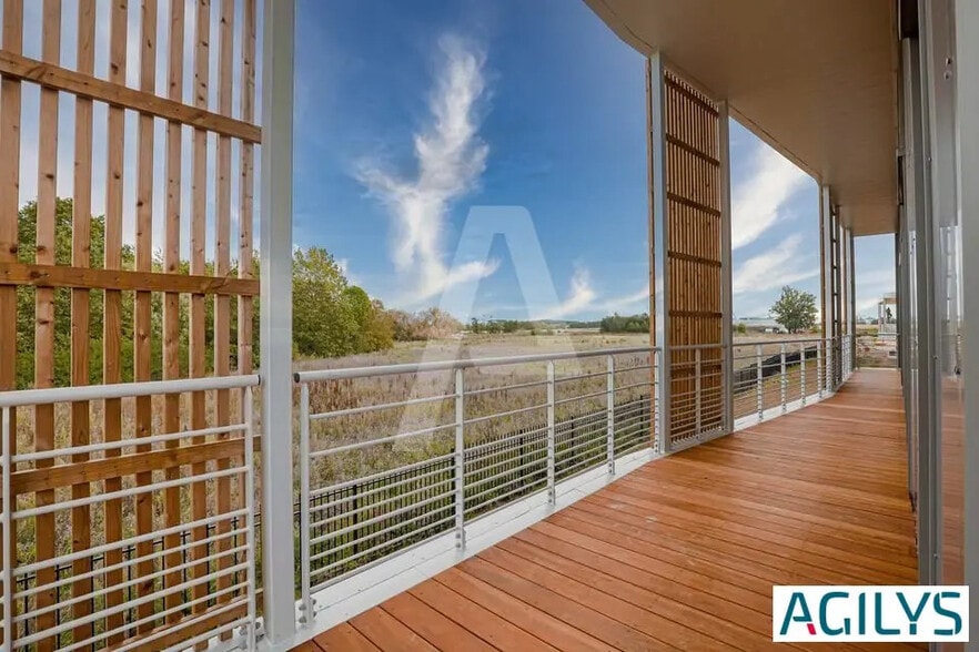 Local d’activités dans Chanteloup-en-Brie à louer - Photo de l’immeuble – Image 2 sur 5