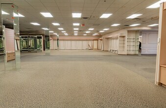 364 Maine Mall Rd, South Portland, ME à louer Photo de l’immeuble– Image 2 sur 8