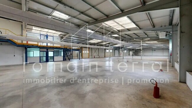 Plus de détails pour Local d'activités à louer