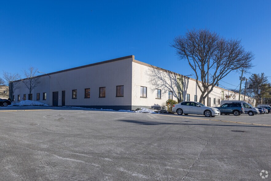 25 Olympia Ave, Woburn, MA à louer - Photo de l’immeuble – Image 3 sur 4