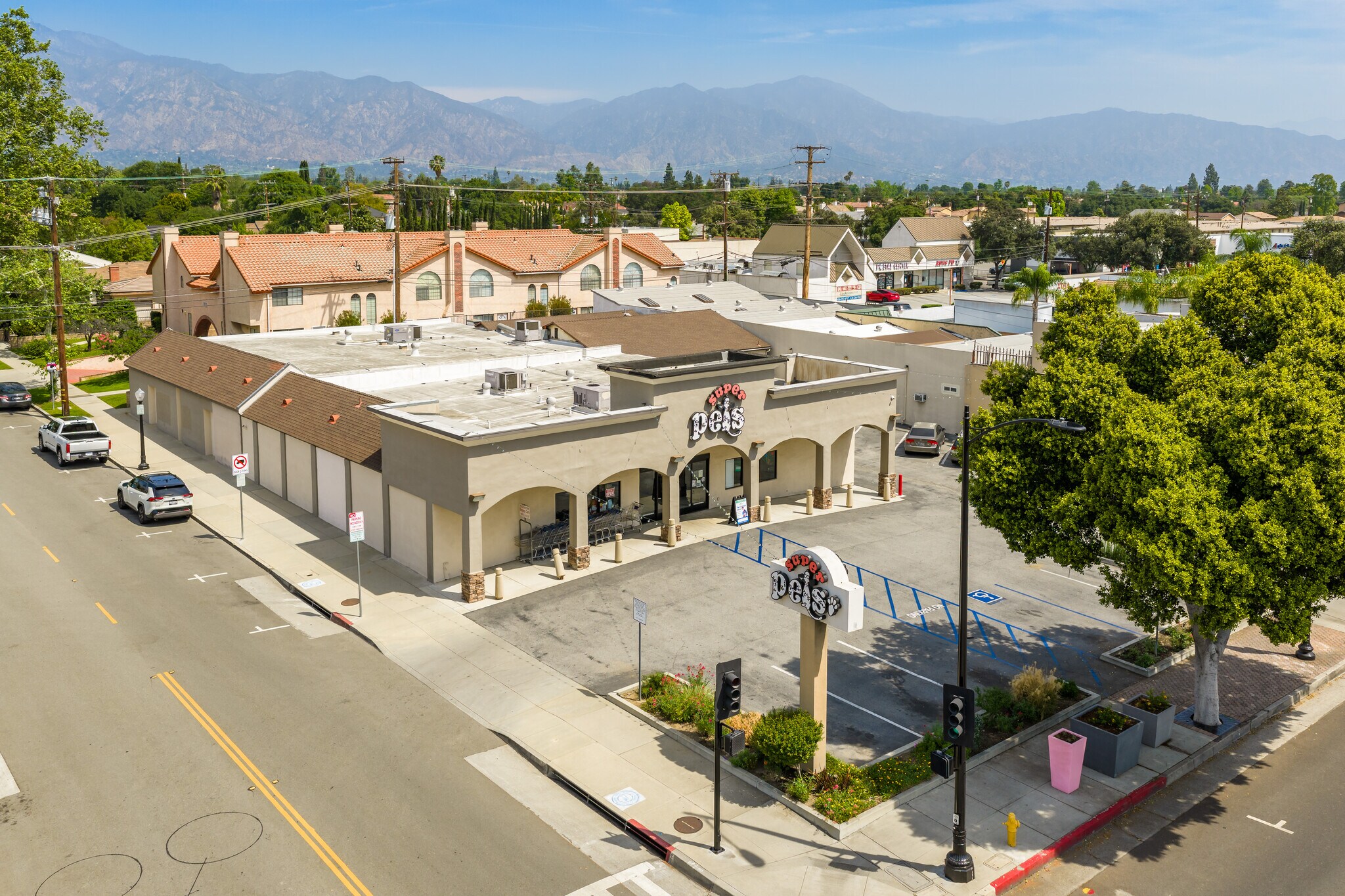 9403 Las Tunas Dr, Temple City, CA à vendre Photo principale– Image 1 sur 55