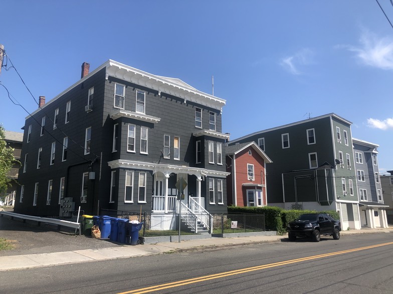 675 S Main St, Waterbury, CT à vendre - Photo de l’immeuble – Image 3 sur 5
