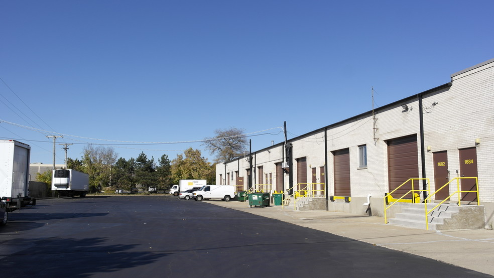 1666-1684 S Wolf Rd, Wheeling, IL à louer - Photo de l’immeuble – Image 2 sur 10