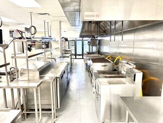 Plus de détails pour 1002 E Newport Center Dr, Deerfield Beach, FL - Local d'activités à louer
