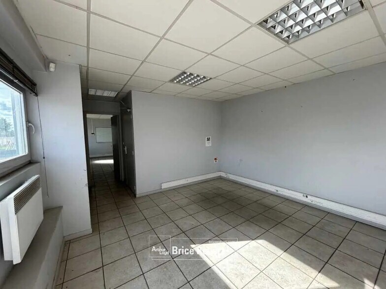 Bureau dans Saint-Pierre-de-Chandieu à louer - Photo de l’immeuble – Image 2 sur 5