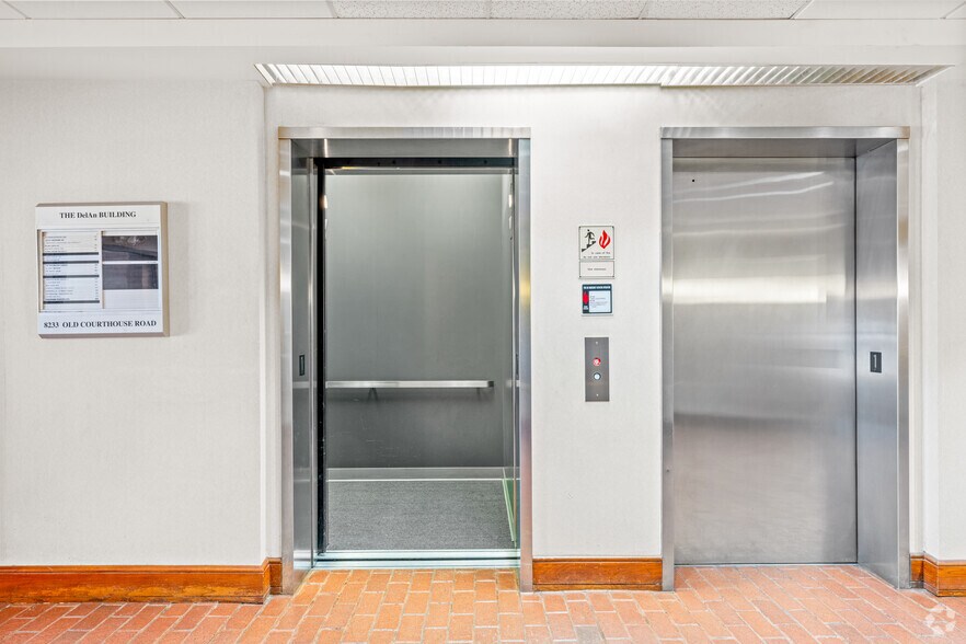 8233 Old Courthouse Rd, Vienna, VA à vendre - Photo intérieure – Image 2 sur 17