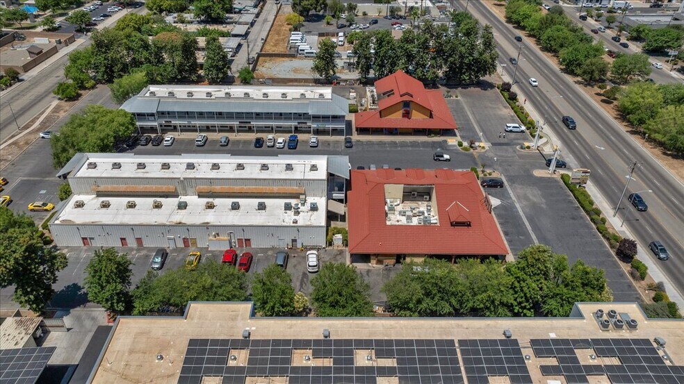 1450 Clovis Ave, Clovis, CA à louer - Photo de l’immeuble – Image 3 sur 26