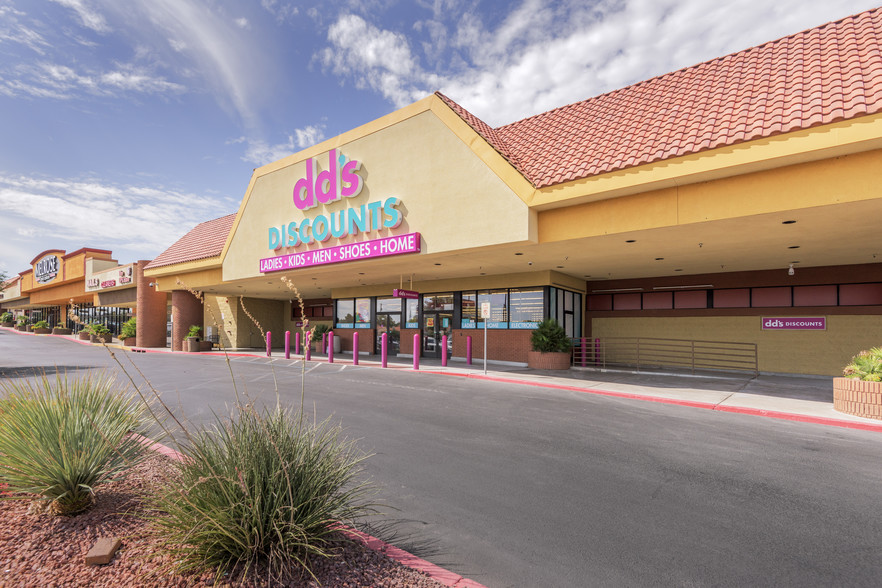 2420-2570 E Desert Inn Rd, Las Vegas, NV à louer - Photo de l’immeuble – Image 3 sur 5