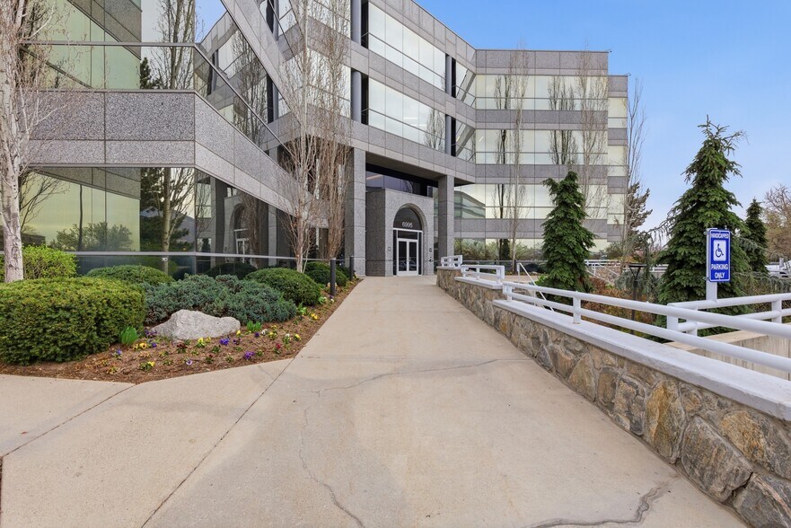 6995 S Union Park Ctr, Midvale, UT à louer - Photo de l’immeuble – Image 3 sur 37