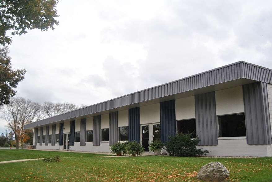 9055 N 51st St, Brown Deer, WI à louer - Photo principale – Image 1 sur 1