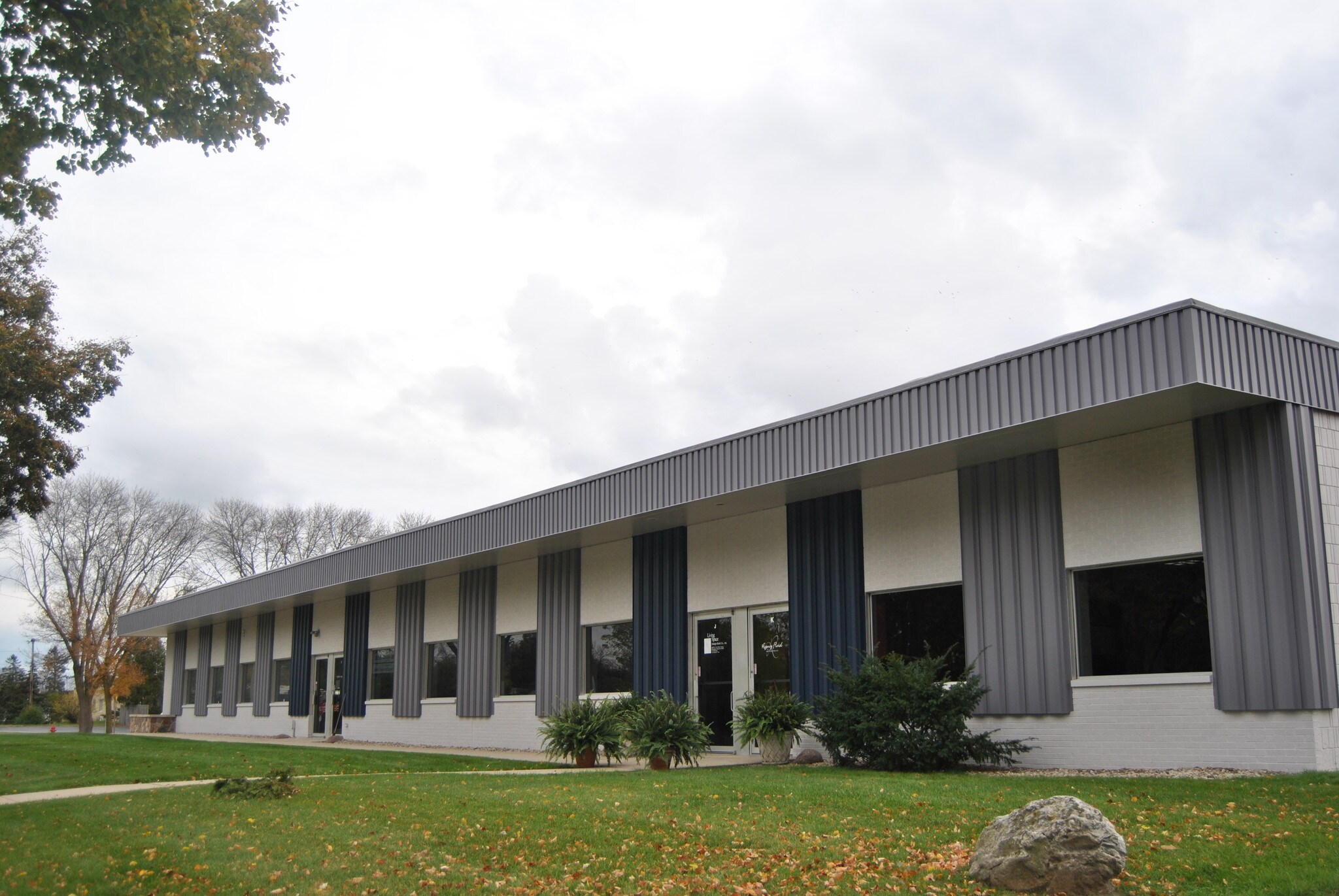 9055 N 51st St, Brown Deer, WI à louer Photo principale– Image 1 sur 2