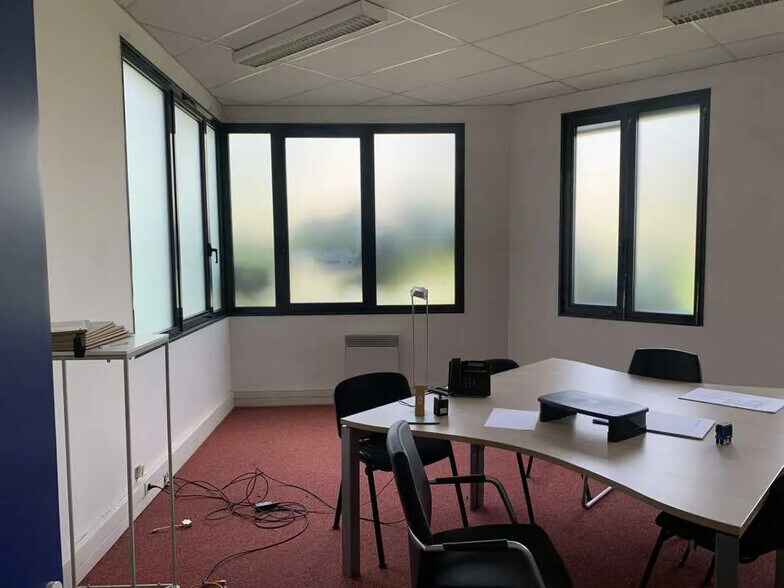 Local d’activités dans Créteil à louer - Photo de l’immeuble – Image 2 sur 8