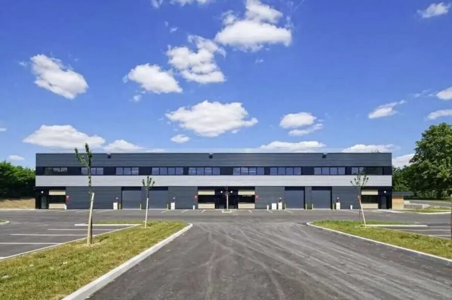 Local d’activités dans Aulnay-sous-Bois à louer - Photo principale – Image 1 sur 1