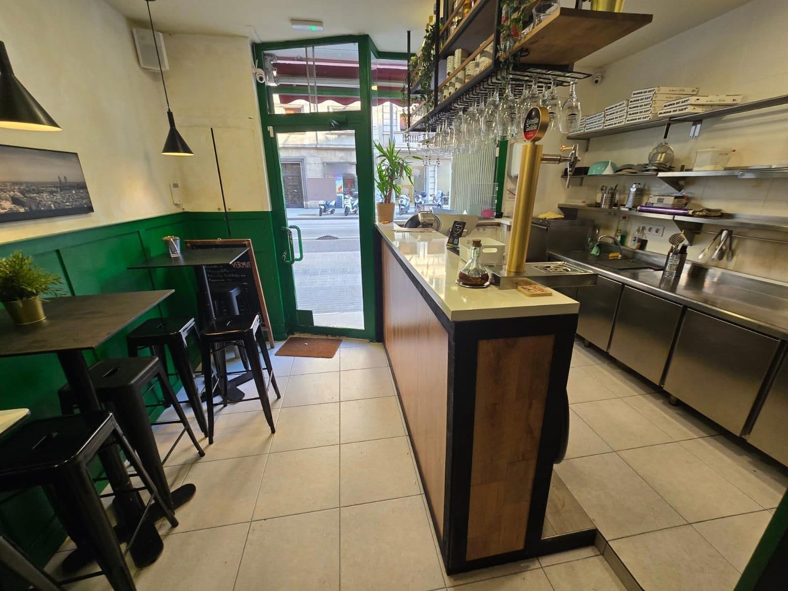 Local commercial dans Barcelone, Barcelona à louer Photo principale– Image 1 sur 2