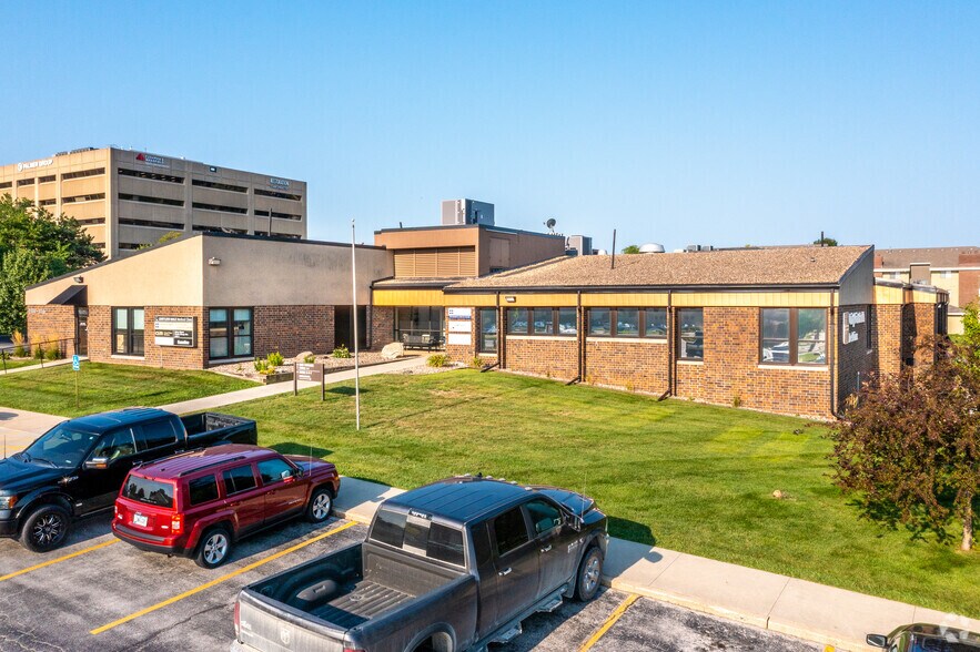 1300 37th St, West Des Moines, IA à vendre - Photo de l’immeuble – Image 2 sur 16
