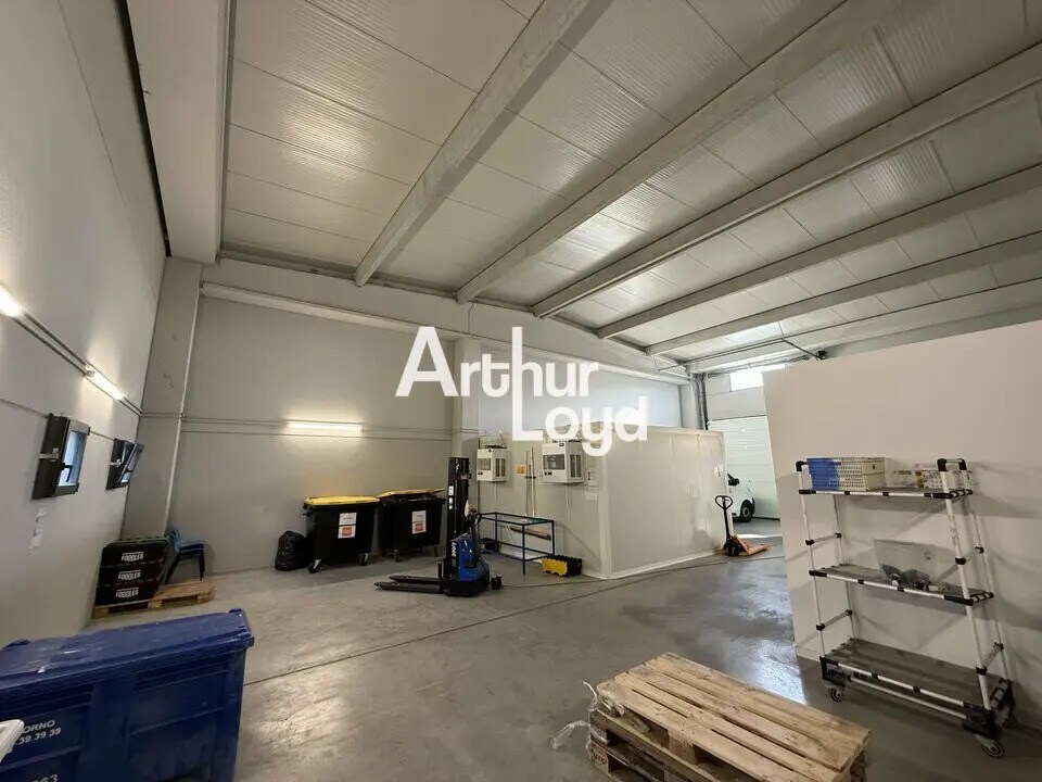 Local d’activités dans Fréjus à louer Photo de l’immeuble– Image 1 sur 4