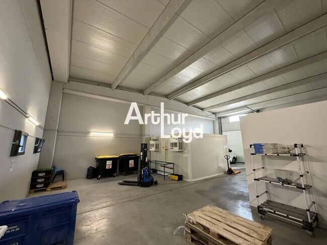 Plus de détails pour Local d'activités à louer