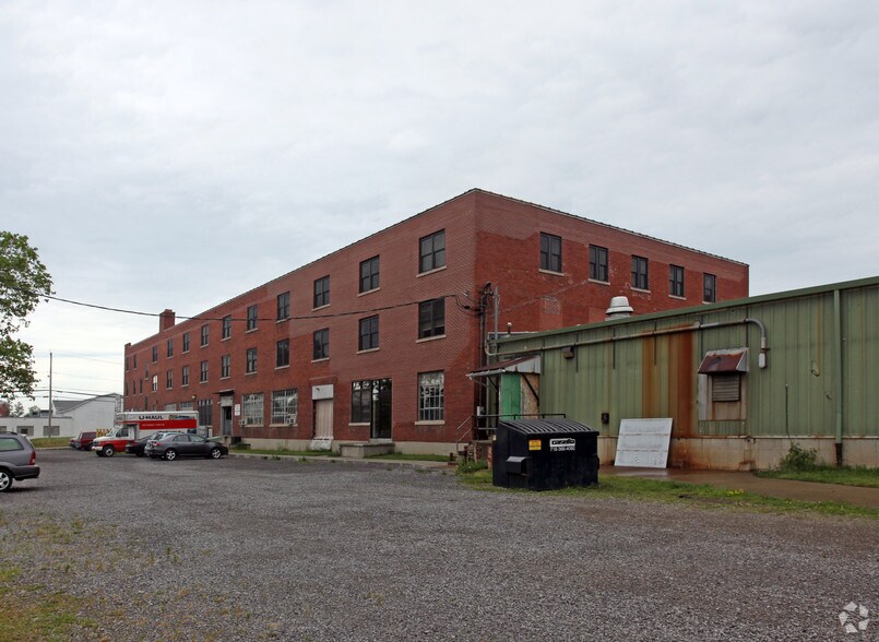 183 E Main Rd, Fredonia, NY à louer - Photo de l’immeuble – Image 2 sur 2