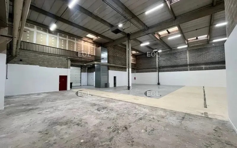 Local d’activités dans Sarcelles à louer - Photo de l’immeuble – Image 1 sur 8