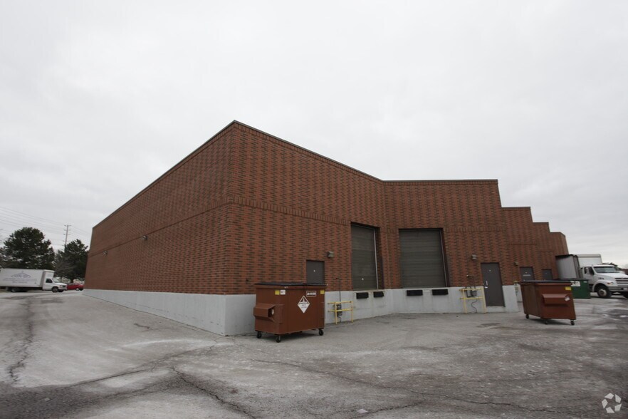 411 Bradwick Dr, Concord, ON à louer - Photo de l’immeuble – Image 2 sur 2