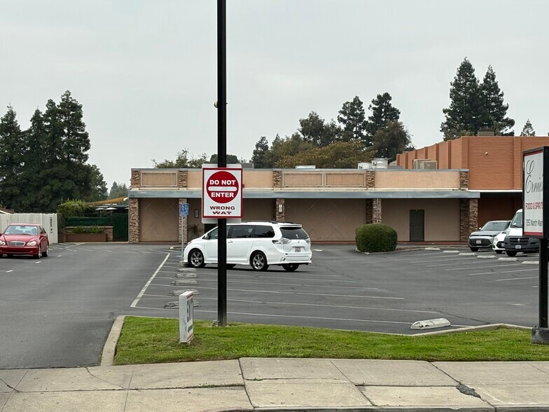 1355 N Main St, Manteca, CA à vendre - Photo de l’immeuble – Image 3 sur 6