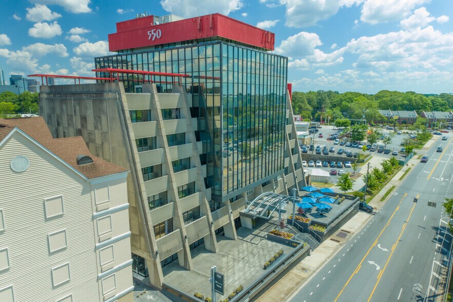 550 Pharr Rd NE, Atlanta, GA à louer - Photo de l’immeuble – Image 2 sur 12