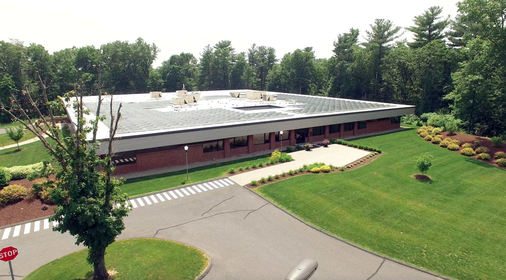 38 Security Dr, Avon, CT à louer Photo de l’immeuble– Image 1 sur 9