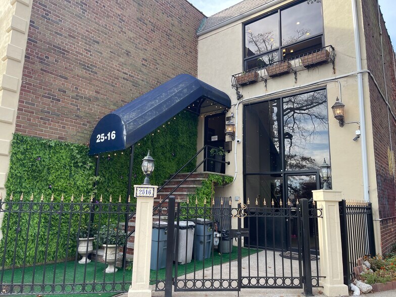 2516 Francis Lewis Blvd, Flushing, NY à louer - Photo principale – Image 1 sur 9